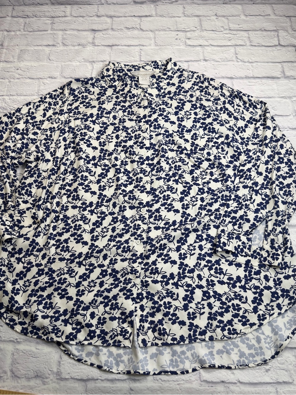 Monroe & Main Navy and White Floral Lightweight Long Sleeve Blouse. Size 3X